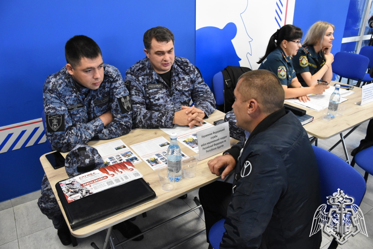 Росгвардия приняла участие в ярмарке вакансий силовых структур в Адыгее